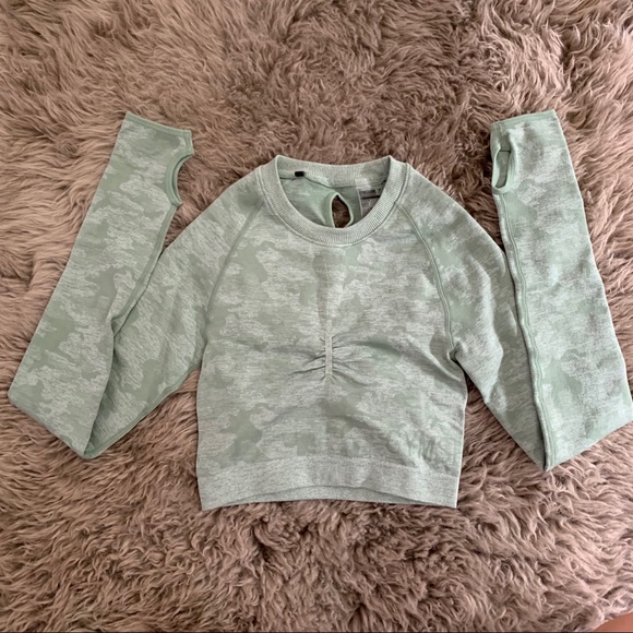 Gymshark Camo Crop - Picture 2 of 4